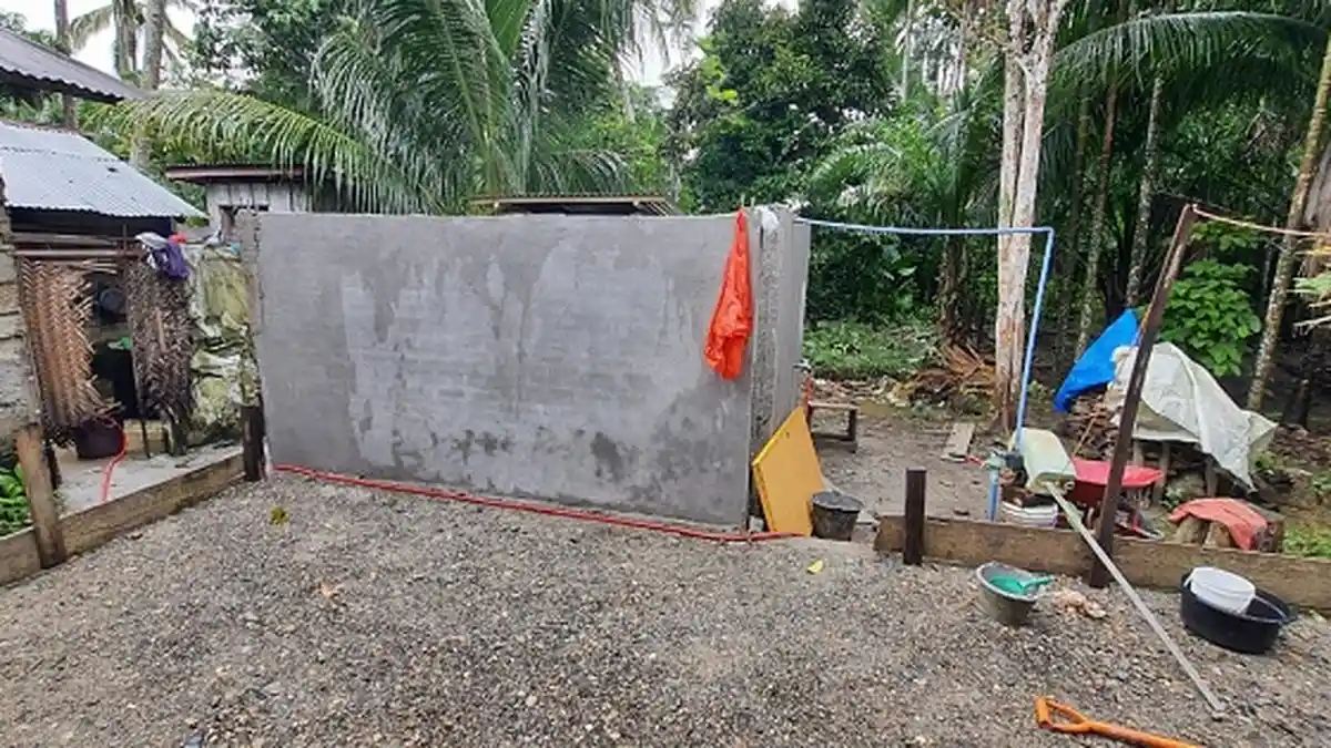 Warga Nagan Raya Ini Dapat Bantuan MCK dari Yayasan Asyraf Aceh