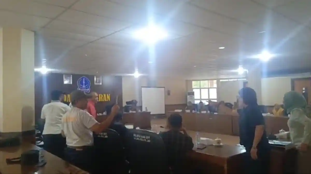 Rapat Banggar DPRD Bone Ricuh, Cangkir Melayang saat Bahas PAD