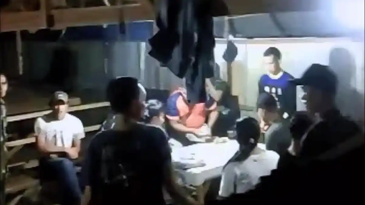 Jatanras Polresta Samarinda Bubarkan Aktivitas Warga di Bawah Jembatan Mahakam