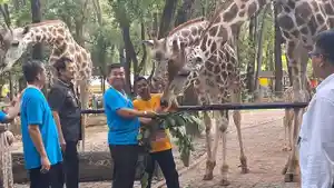 Teguh-Setyabudi-resmikan-nama-anak-jerapah-di-Ragunan.jpg