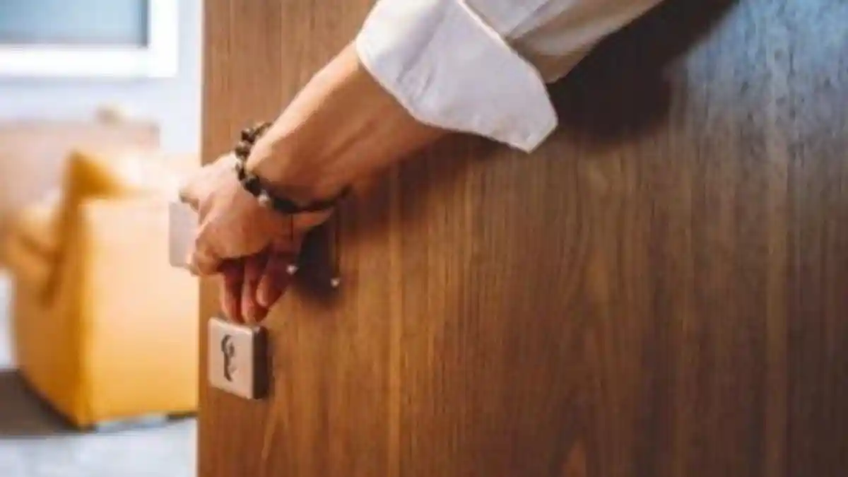 Ayah Mertua Menangkap Basah Menantu Selingkuh, Ajukan Syarat Ini Agar Tak Bocorkan ke Suami