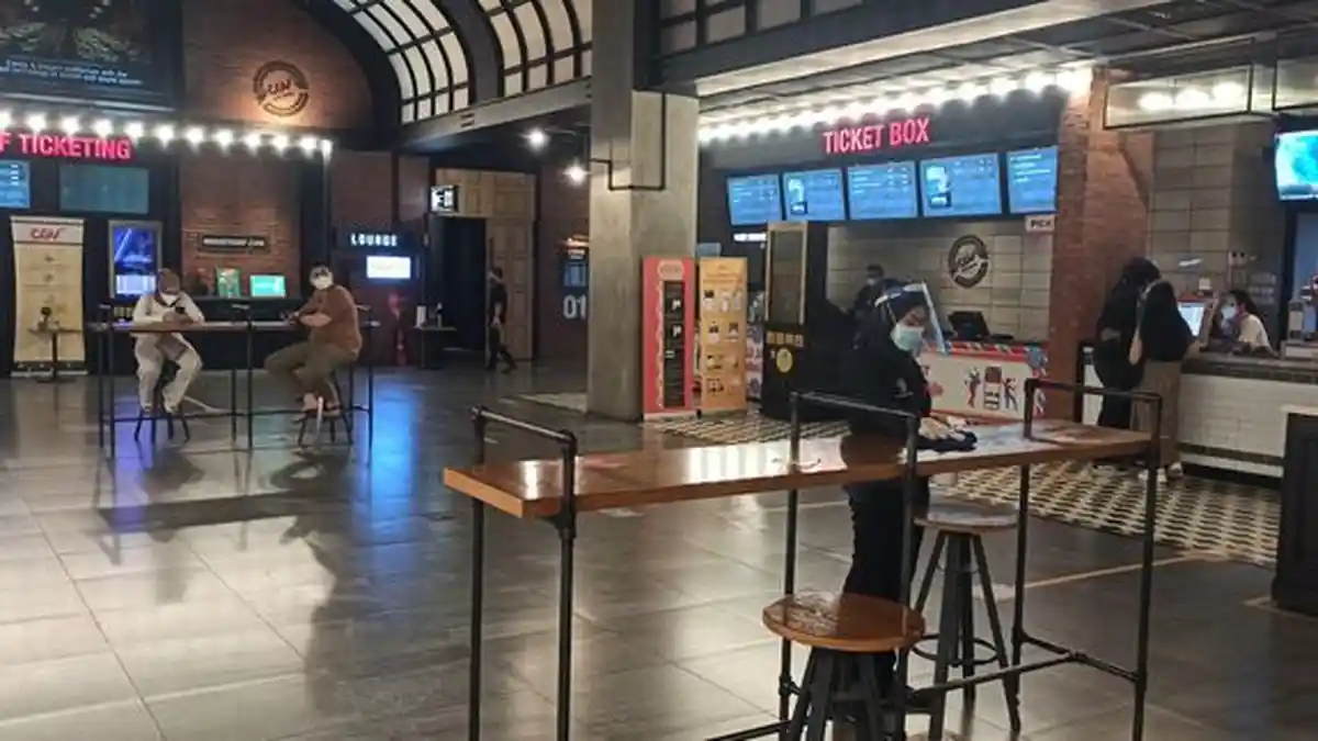 Sudah Lama Kangen, Pasangan Ini Langsung Datangi Bioskop Begitu Tahu dari Medsos Sudah Buka