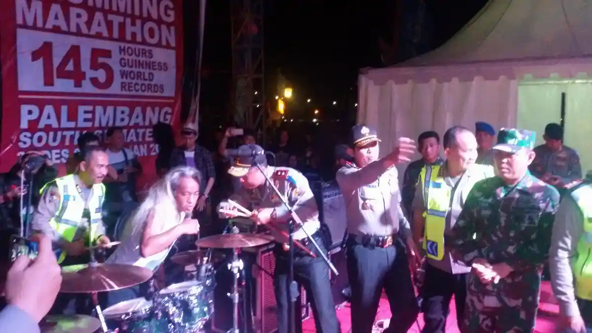 Saat Tinjau Pengamanan di BKB, Kapolda Sumsel Malah Dapat Hadiah Stik Drum dari Kunto Hartono