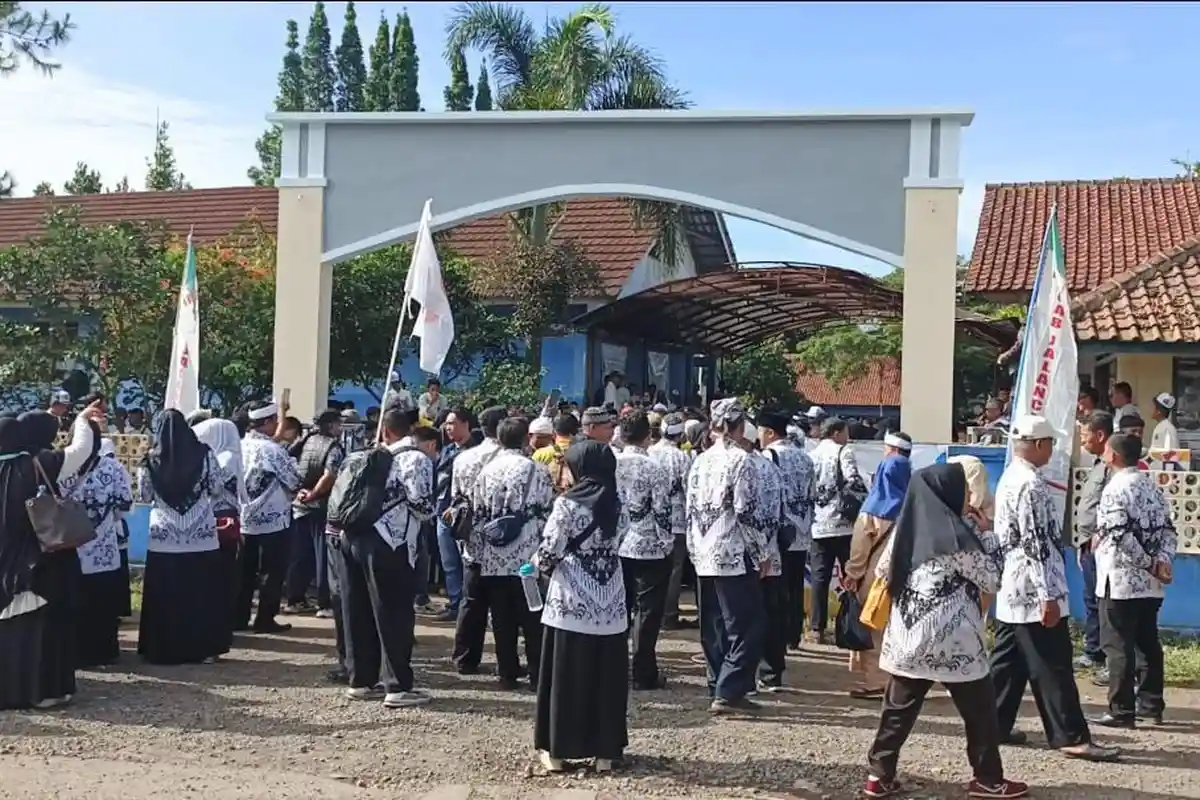 Solidaritas Guru PGRI Datangi Sekolah di Subang Bawa Bendera, Dukung Guru Rana