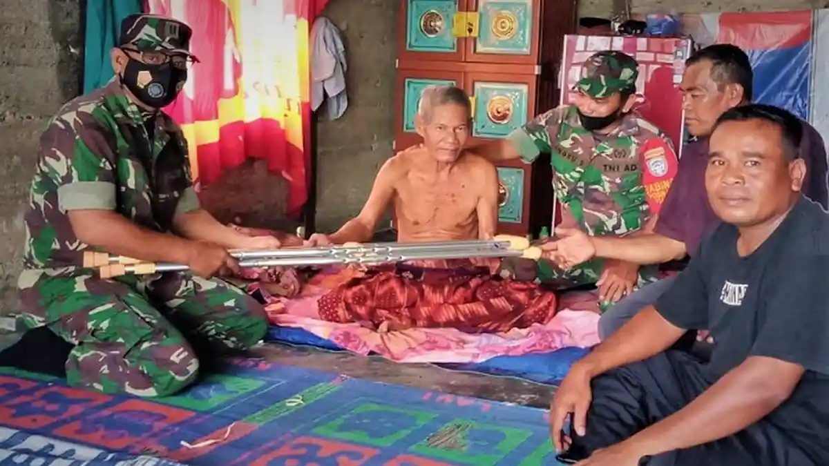 Penderita Lumpuh Terima Tongkat Kepit dari Danramil di Aceh Barat