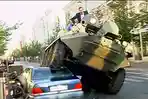 VIDEO: Walikota Ini Lindas Mobil yang Parkir Sembarangan Pakai Tank