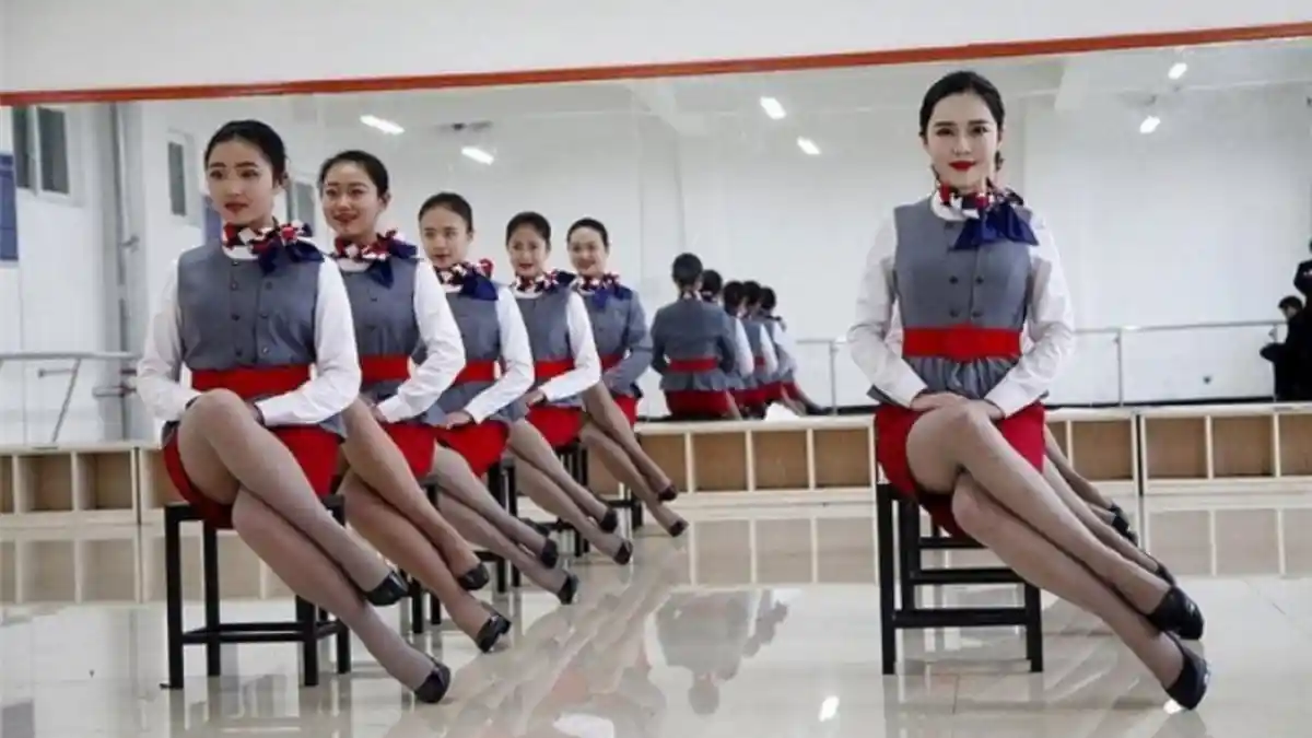Begini Cara Pramugari Bisa Tersenyum Ramah di Pesawat, Sumpit dan Buku Jadi Alatnya