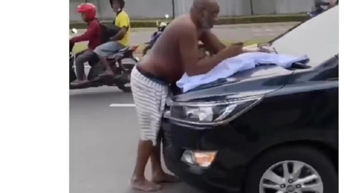 Viral! WNA di Tangerang Nekat Adang Mobil Sambil Telanjang Dada