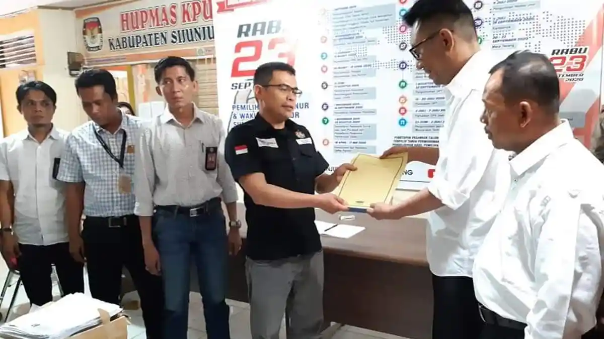 Endre Saiful-Nasrul Bawa 24.015 KTP ke KPU Sijunjung, Serahkan Bukti Dukungan di Pilkada Sumbar 2020