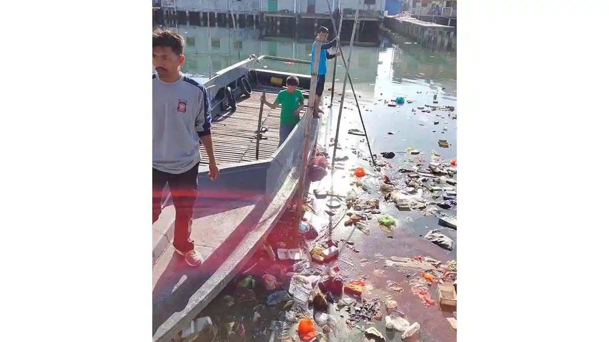 Welcoming Chinese New Year 2020, Kemboja Tanjungpinang Residents Cleaned The Sea