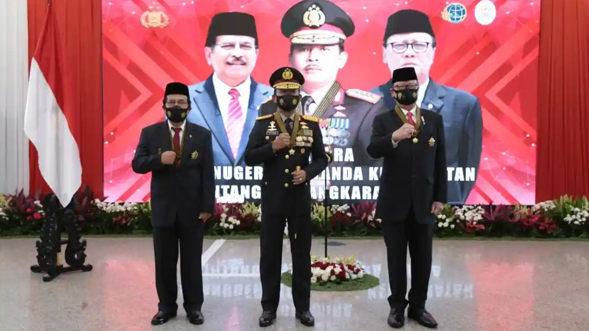 Kapolri Berikan Bintang Bhayangkara Utama kepada Menpan RB dan Menteri ATR/BPN