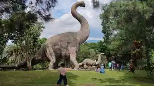 Taman-Dinosaurus-Tempat-wisata-di-Majalengka-yang-legendaris-dan-mempesonaS.jpg