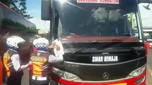dishub-tilang-bus-ngetem-di-pasar-rebo.jpg