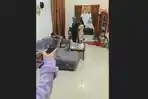 Tangkapan-layar-video-penggerebekan-seorang-oknum-polisi_1.jpg
