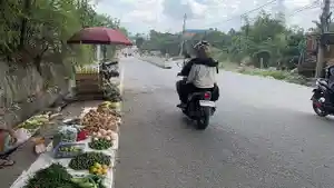 Aktivitas-pedagang-kaki-lima-di-Jalan-Orang-Kayo-Pingai.jpg