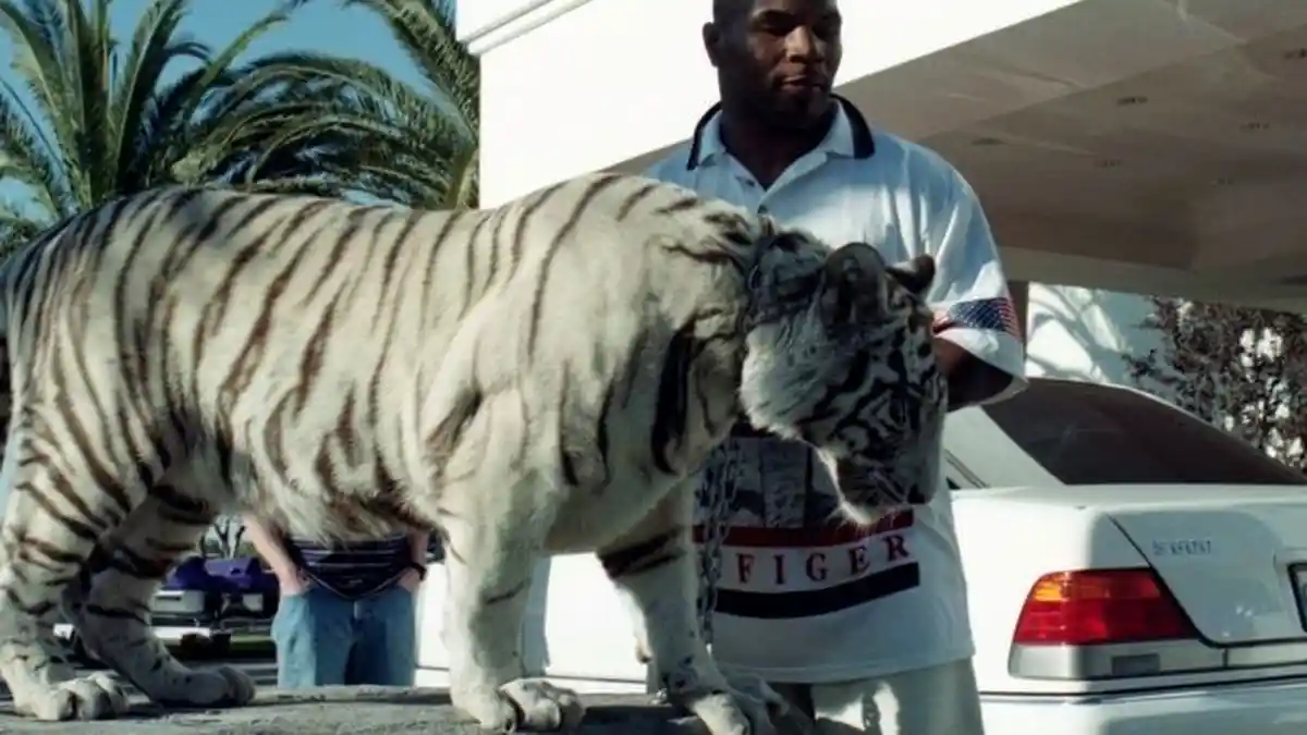 Resmi Jadi Mualaf, Mike Tyson Jalani Ibadah Umroh Bareng DJ Khaled: Air Mataku Mengalir