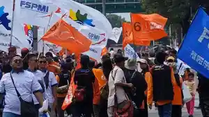 Massa-buruh-menggelar-aksi-di-kawasan-Patung-Kuda-Rabu-152024-ke-Stadion-Madya-Senayan.jpg