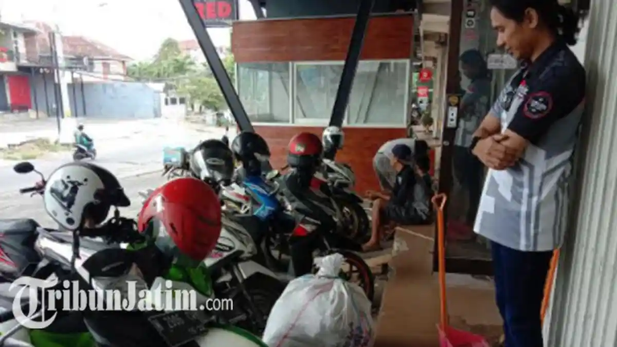 Aksi Terekam CCTV, Pria Curi Tempat Sampah Depan Ruko di Malang, Pemilik: Bukan Pertama Kali