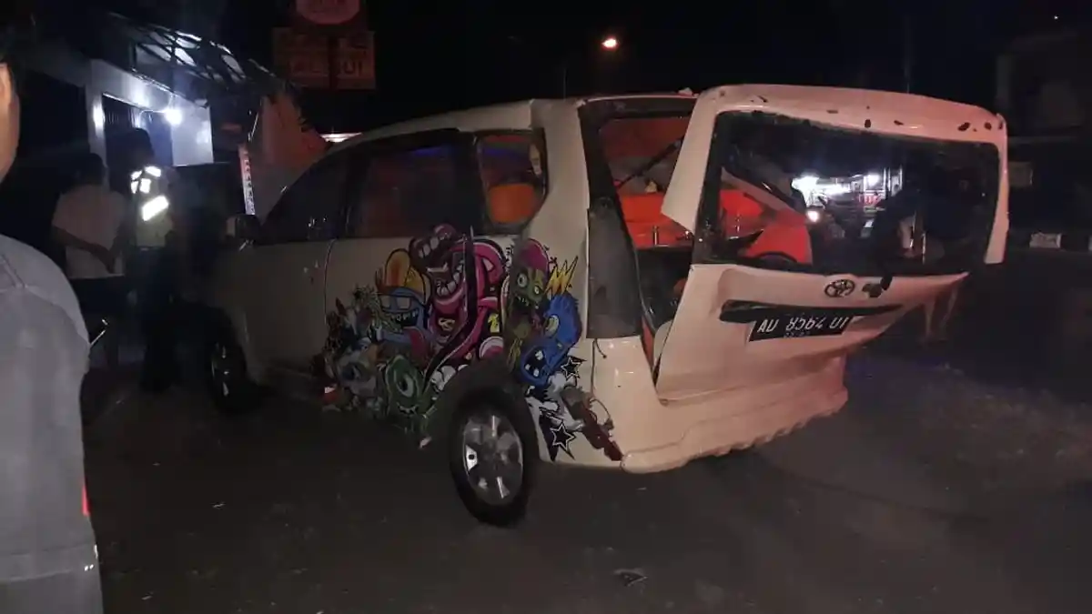 Postingan Avanza Ringsek di Kartasura : Ternyata Gara-gara Terobos Lampu Merah, Pintu Sampai Copot