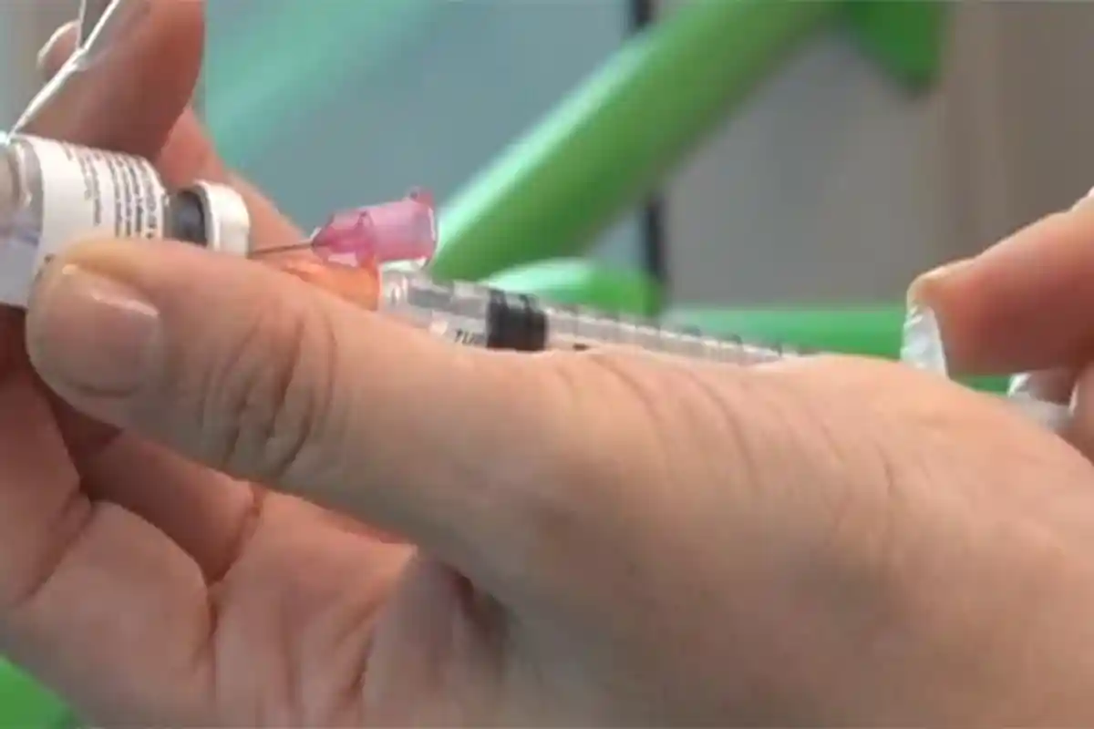 RSCM Gelar Vaksin Covid-19 untuk Nakes Lansia, Profesor Hindra: Tak Rasakan Apapun