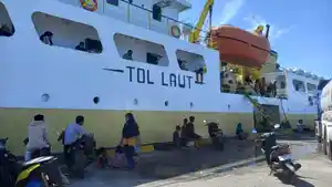 KAPAL-TOL-LAUT-DI-MAUMERE.jpg