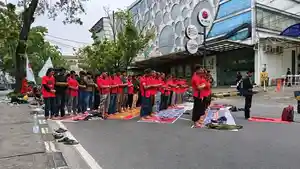 Momen-puluhan-pengunjukrasa-hari-buruh-Internasional-melaksanakan-salat-Jumat-1.jpg