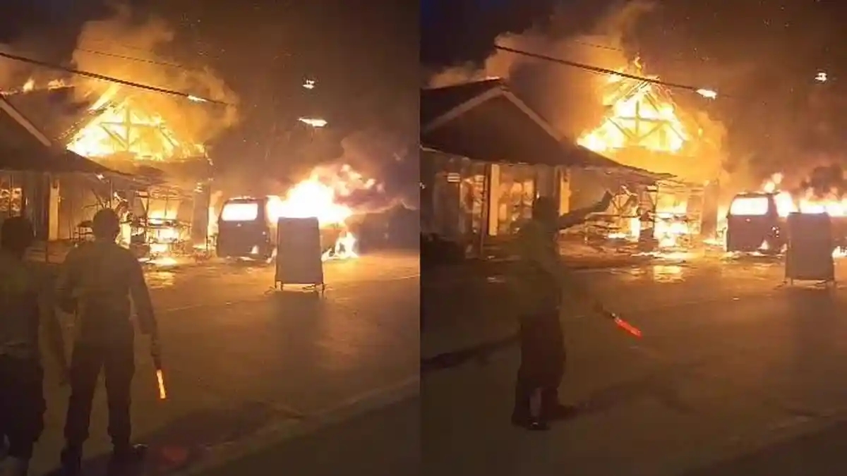 BREAKINGNEWS Mobil Terbakar di Tambak Banyumas, Ikut Sambar Rumah Warga di Pinggir Jalan