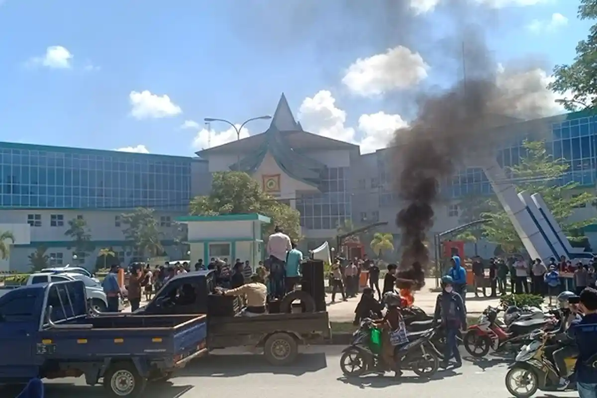 BREAKING NEWS: Puluhan Massa Demo di Rumah Sakit Konawe Imbas Dugaan Malpraktik Bayi