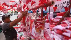 Penjual-Bendera-Merah-Putih-Mulai-Ramai-di-Jakarta_20250808_215235.jpg