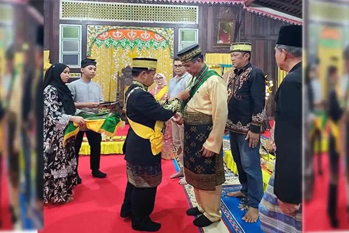 Sugioto Dapat Gelar Dato Sri Yudha Pakunegara dari Kerajaan Pakunegara Tayan