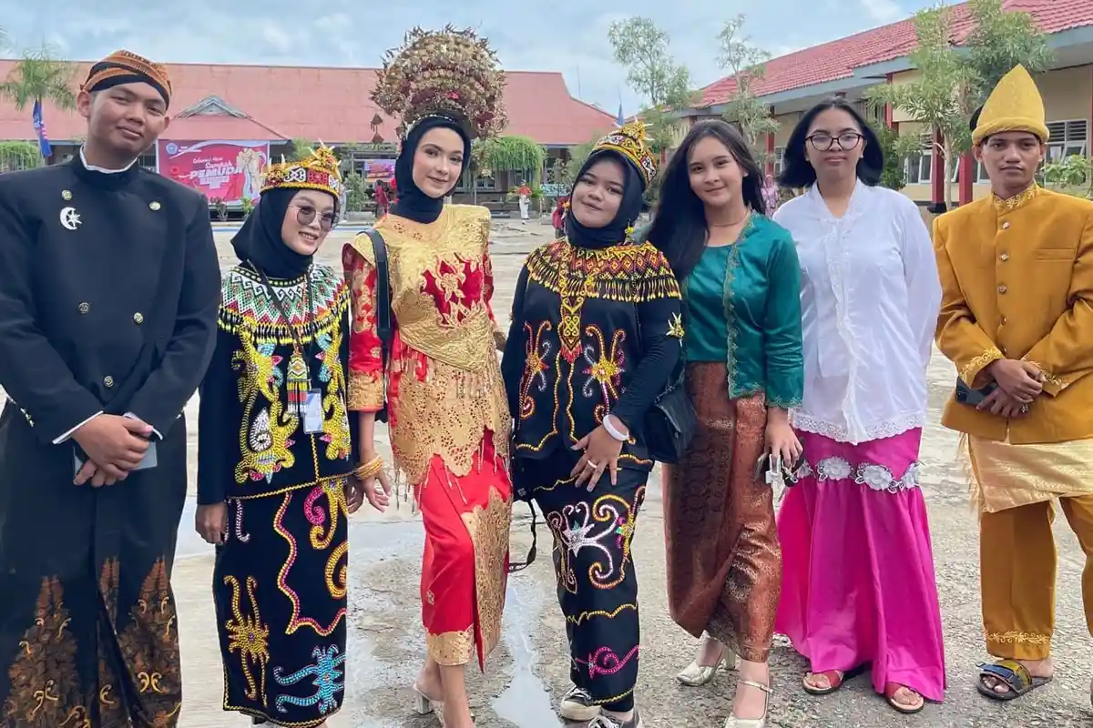Peringati Hari Sumpah Pemuda, Pelajar SMK Putra Bangsa Bontang Kompak Kenakan Pakaian Adat