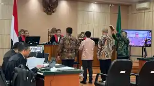 Ketiga-saksi-sidang-abdul-wahid-saat-diambil-sumpah-sebelum-diperiksa.jpg