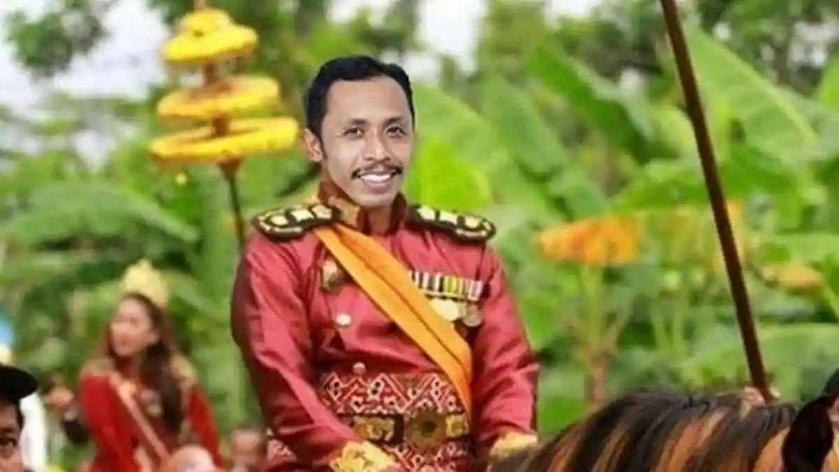 Mas Pur Tukang Ojek Pengkolan 'Jadi' Raja Keraton Agung Sejagat, Ini Reaksi Kocak Teman-temannya