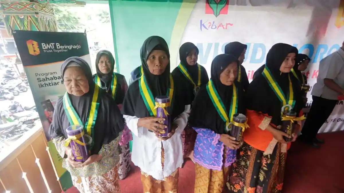 Tak Minder dengan Usia Senja, Belasan Buruh Gendong Pasar Beringharjo Jalani Wisuda Iqro