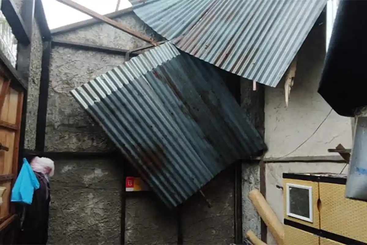 Atap Rumah Warga Dusun Sebelitak Roboh Diterjang Angin Kencang, Uun Terpaksa Mengungsi