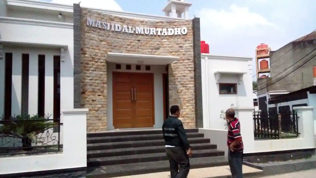 Berkat Ide dan Dorongan Polisi Ini, Sebuah Masjid Unik Berdiri di Bandung