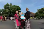 22042025-bupati-purbalingga-menyerahkan-hadiah-saat-hari-kartini.jpg