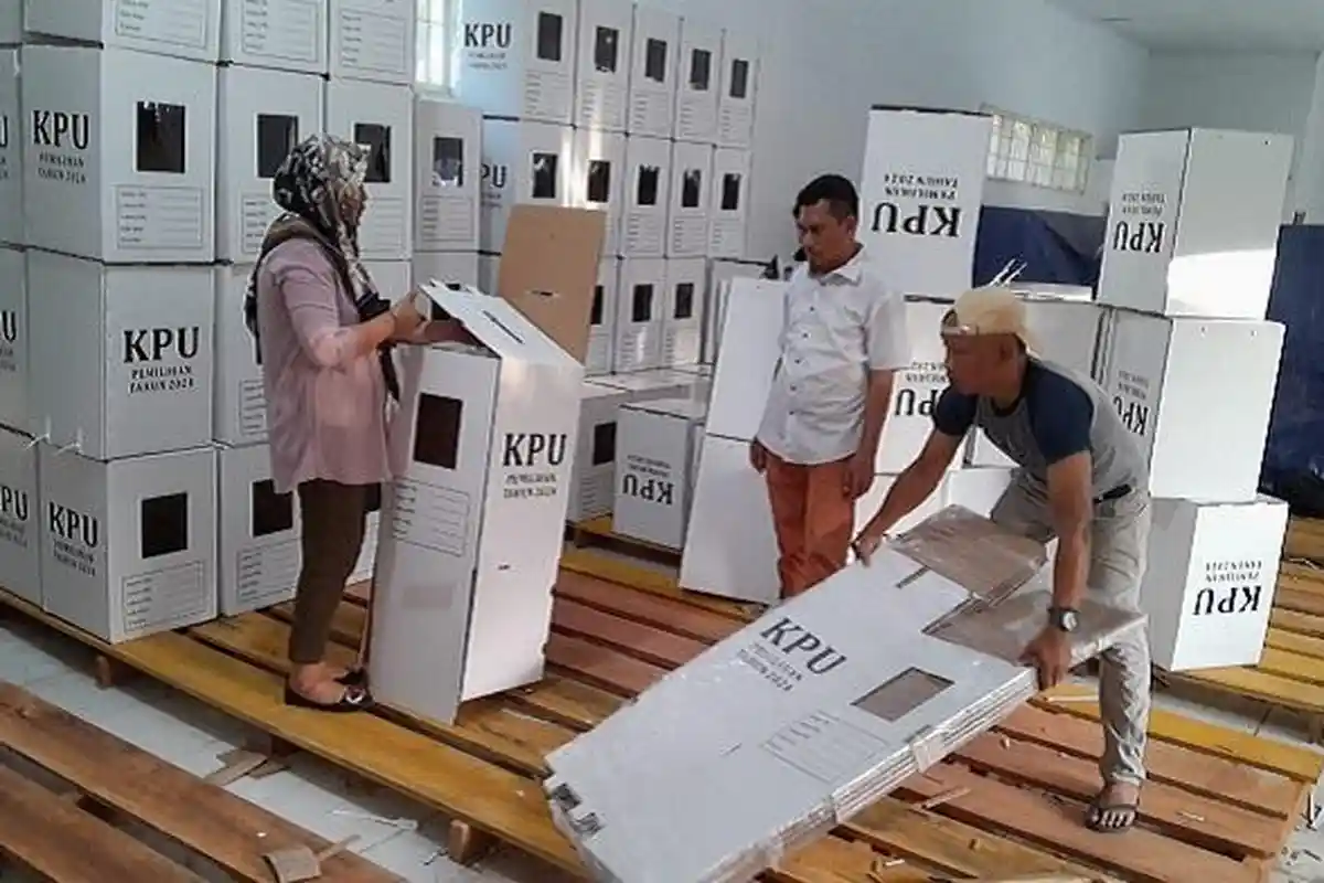 KPU Kendari Sulawesi Tenggara Sudah Sortir dan Rakit Kotak Surat Suara Pilkada 2024, Kebutuhan 1.072