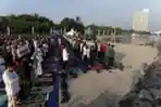 Salat Idul Adha di Pantai Lagoon Ancol