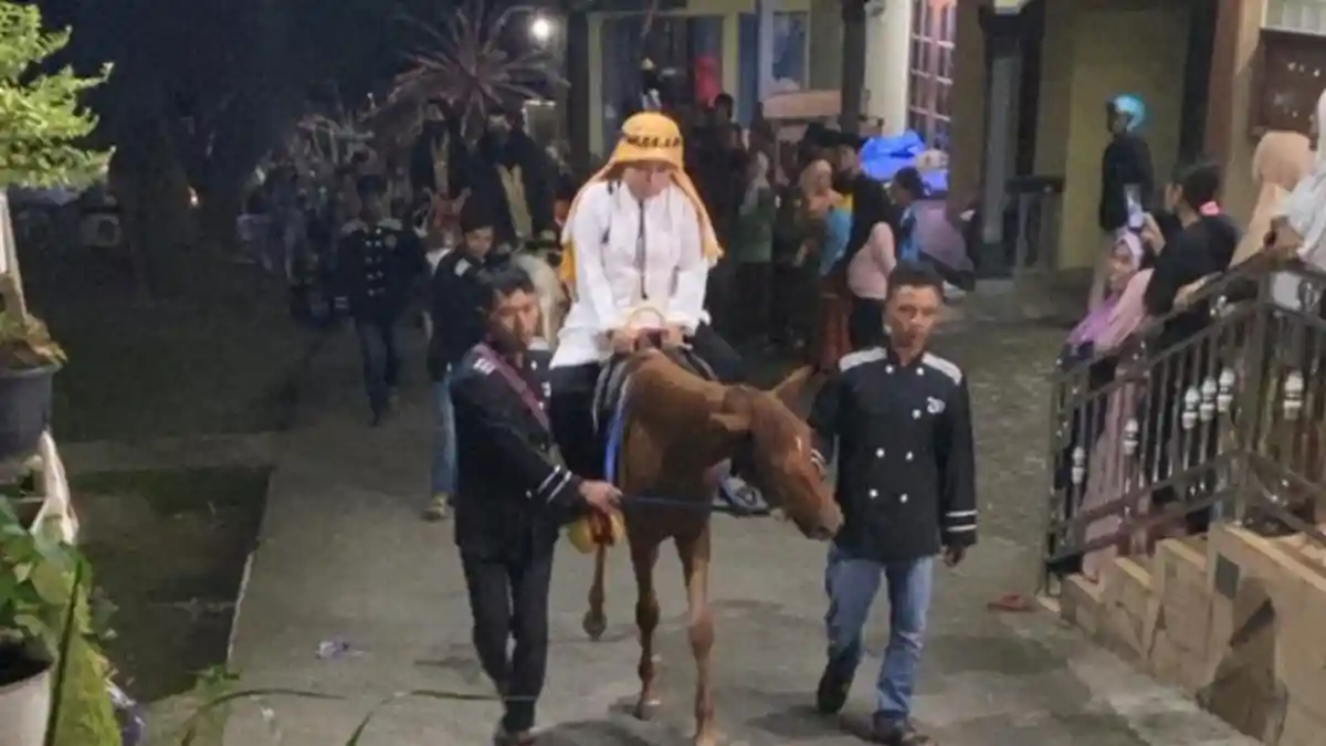 Meriah, Khitanan Warga Bandungan Semarang Diramaikan Arak-Arakan Berkuda