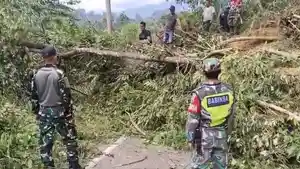 Jalan-di-Desa-Bunin-Tertimbun-Longsor.jpg