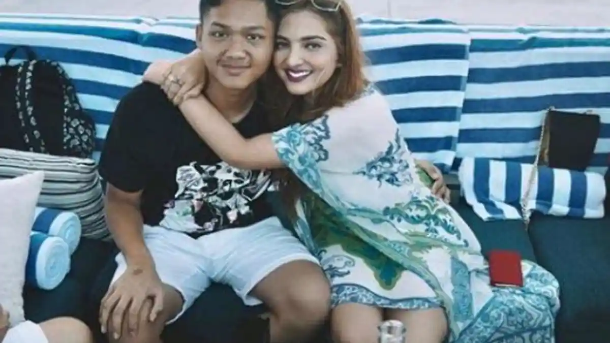 Malam Minggu Temani Ashanty Ketiduran di Sofa, Perlakuan Azriel Hermansyah Ini Bikin Baper!