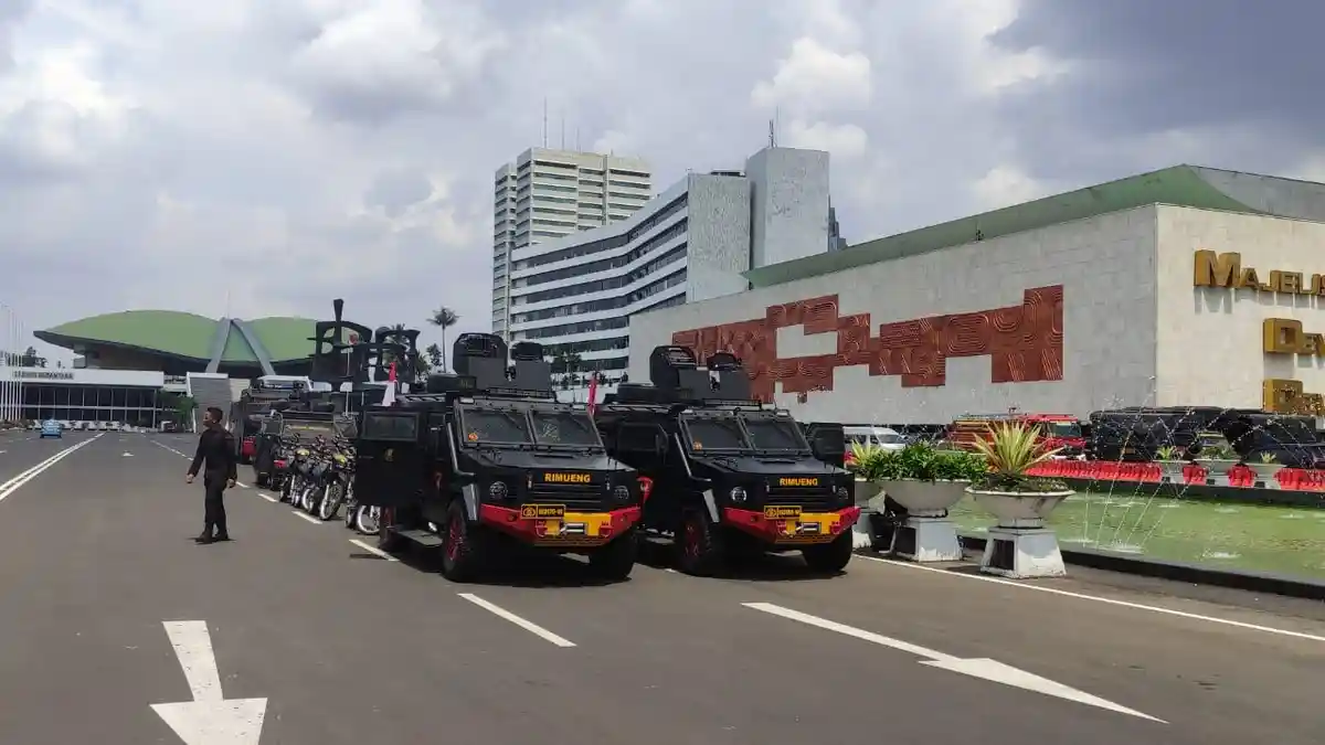 Ada Aksi Buruh Tolak Kenaikan Harga BBM, Polisi Siagakan Rantis hingga Water Canon di DPR