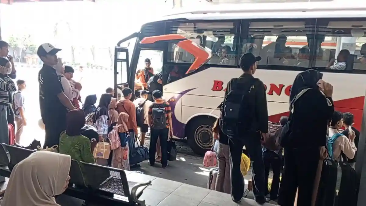 Update Arus Balik Lebaran 2026 di Terminal Gayatri Tulungagung: Banyak Bus Terjebak Kemacetan