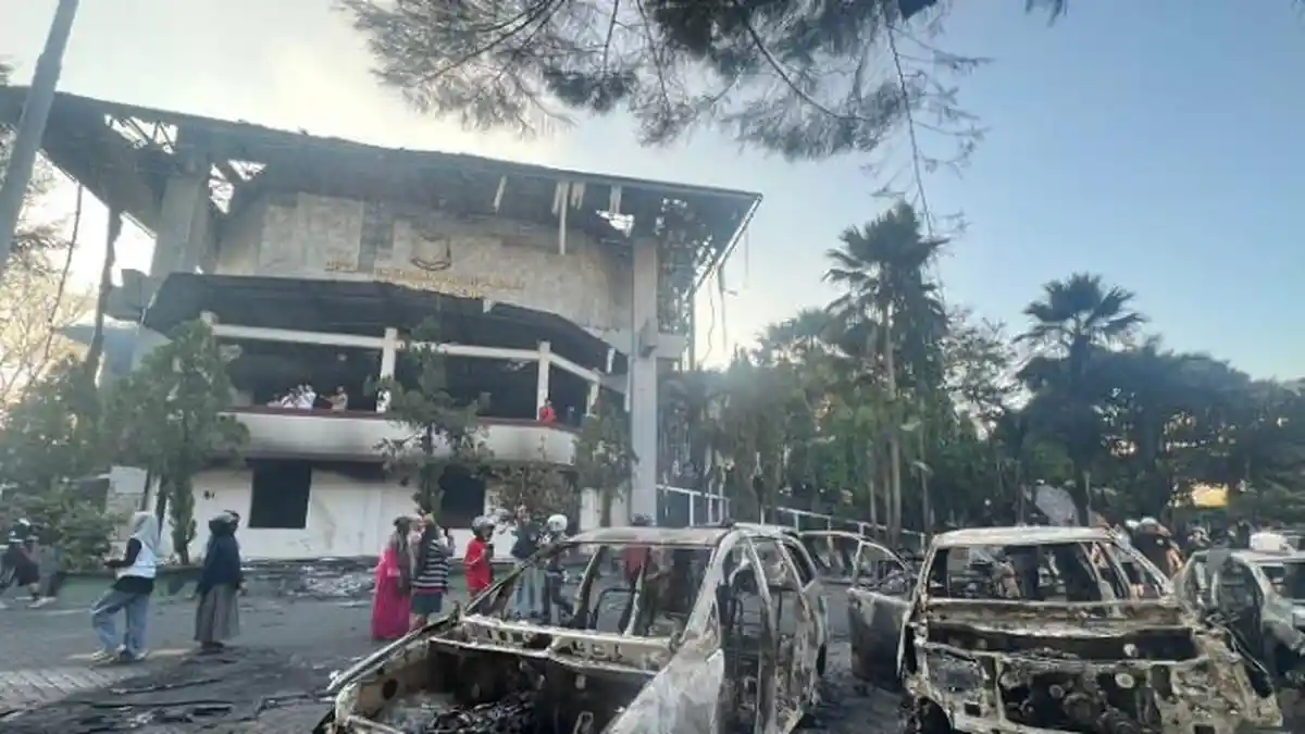 Viral Makassar Membara, 3 Orang Tewas, Kondisi Terkini DPRD Dijaga Puluhan TNI