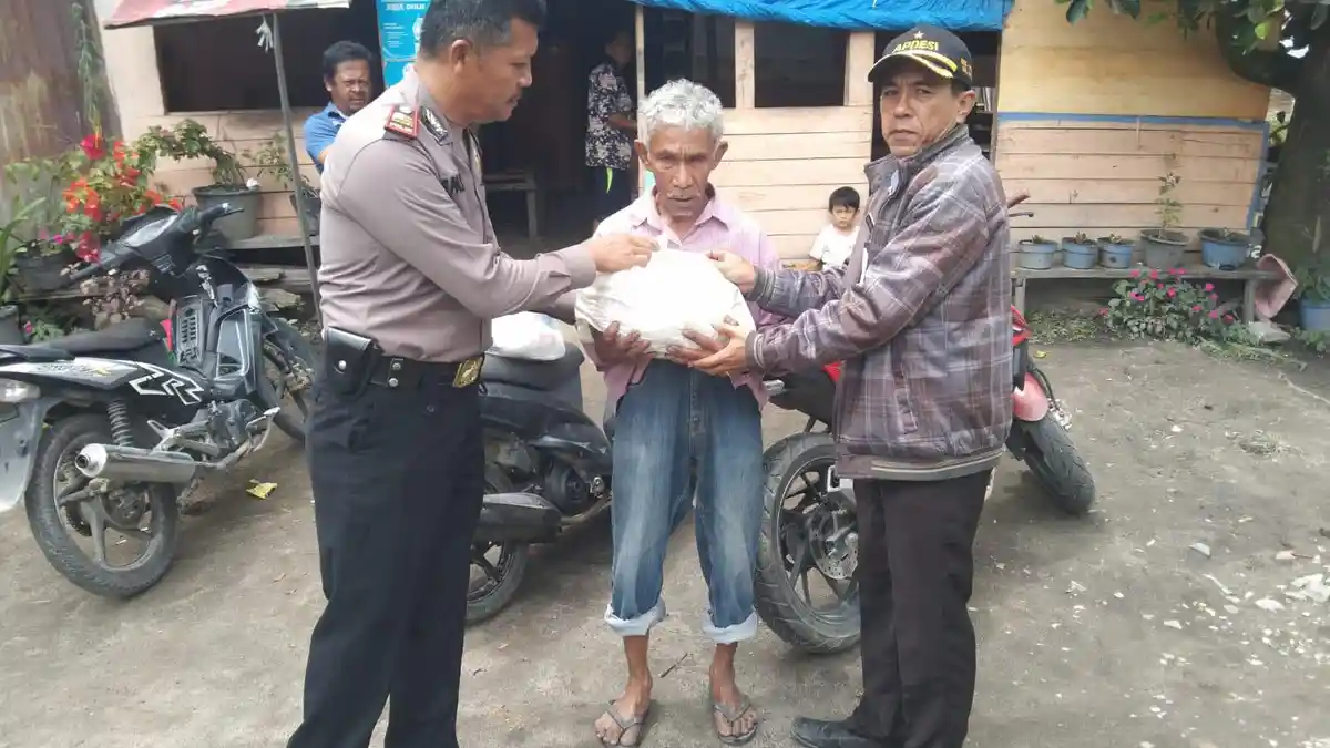 Kapolsek Balige Beri Bantuan Kepada Warga yang Membutuhkan  