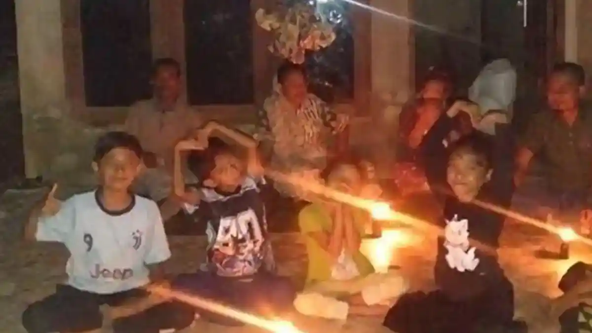 rintihan-16-malam-gelap-gulita-lilin-dan-pelita-jadi-saksi-bisu-derita