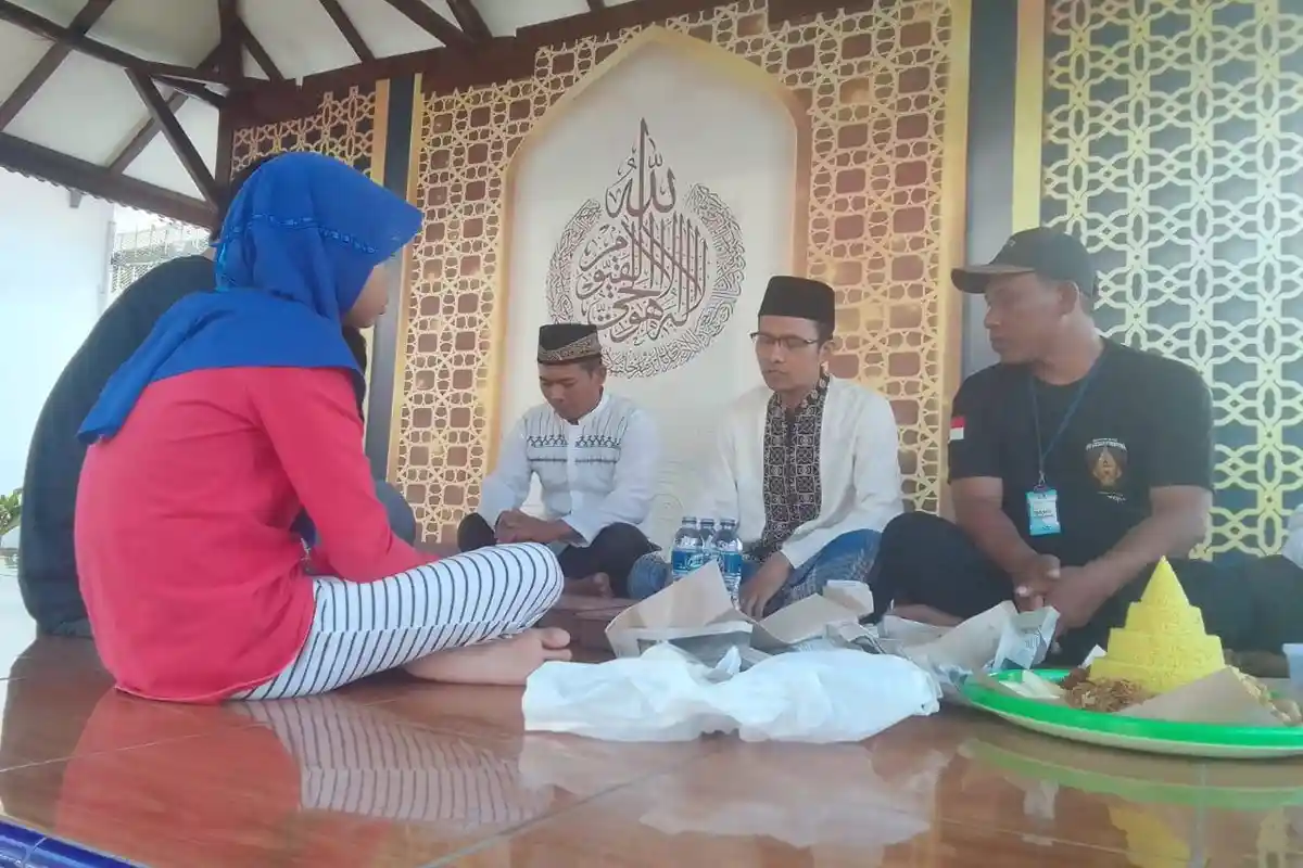 Mengenal Tradisi Kalung Usus di Indramayu, Orang Tua Akan Bawa Anak ke Dalam Lapas Demi Buang Sial