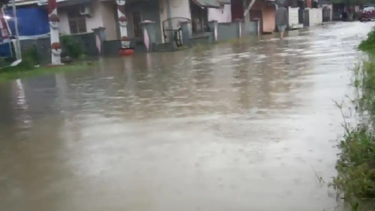 Intensitas Hujan Tinggi, Jl Soekarno Hatta Mamuju Tergenang 20 Cm