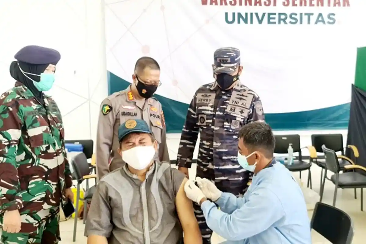 Libatkan 62 Nakes, TNI AL Banjarmasin Vaksinasi Mahasiswa ULM dan Masyarakat Umum